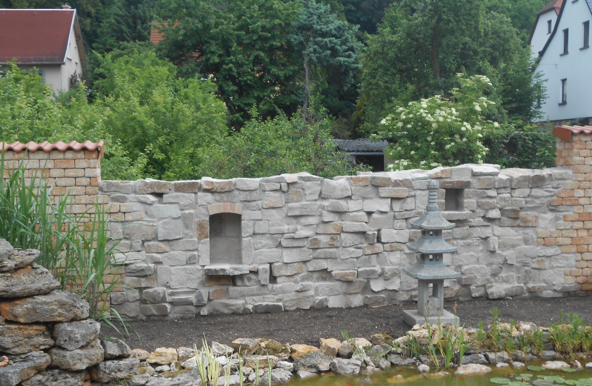 Trocken gesetzte Natursteinmauer mit Nische