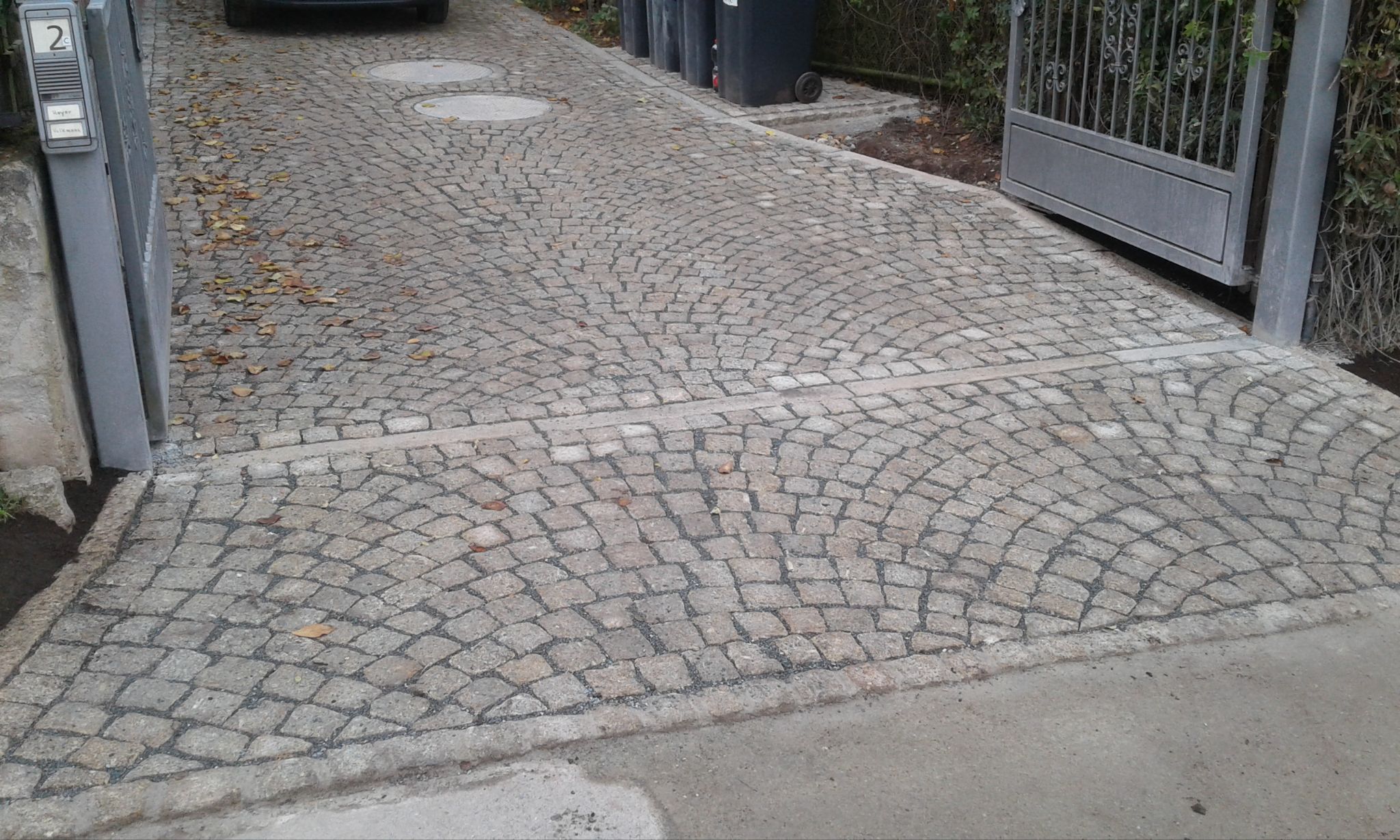 Hofzufahrt aus Kleinsteinpflaster im Bogenverband