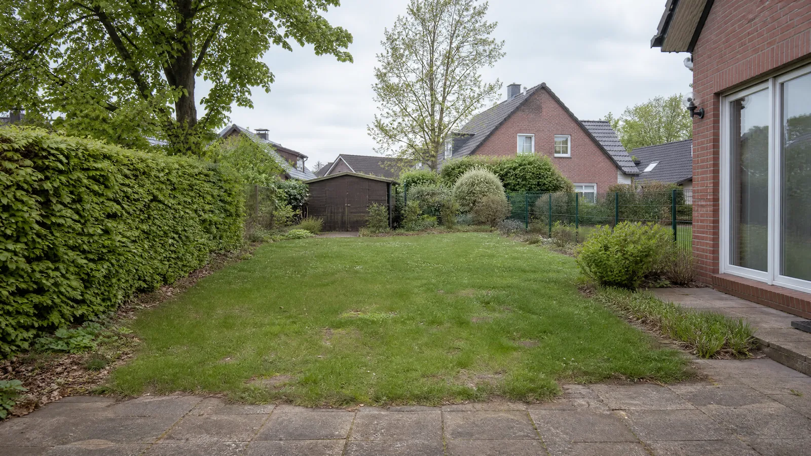 Beispielbild: Gartenfläche vor Beginn der Arbeiten